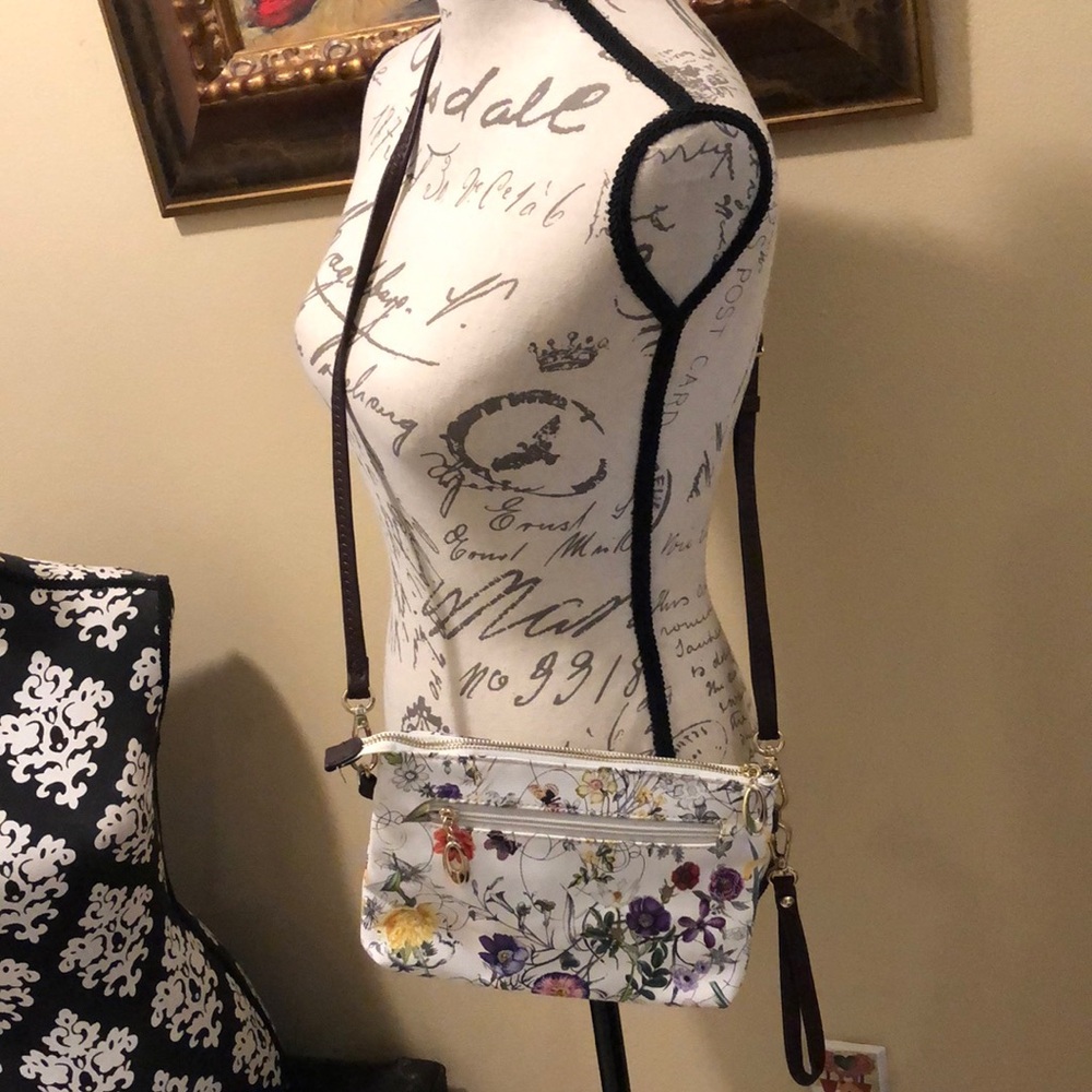 Moved NWOT Convertible crossbody wristlet zippered areas floral faux leather bag